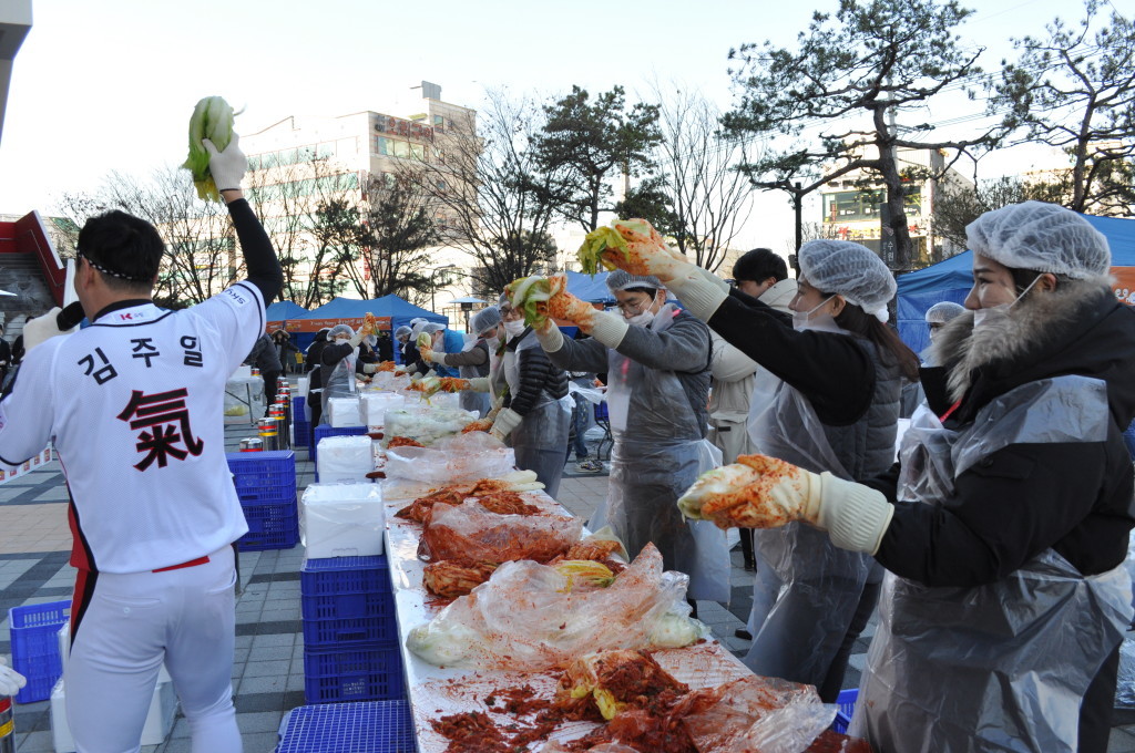 Gimjang Charity Event and Art Flea Market - Gyeonggi Cultural Foundation and KT Wiz (12)